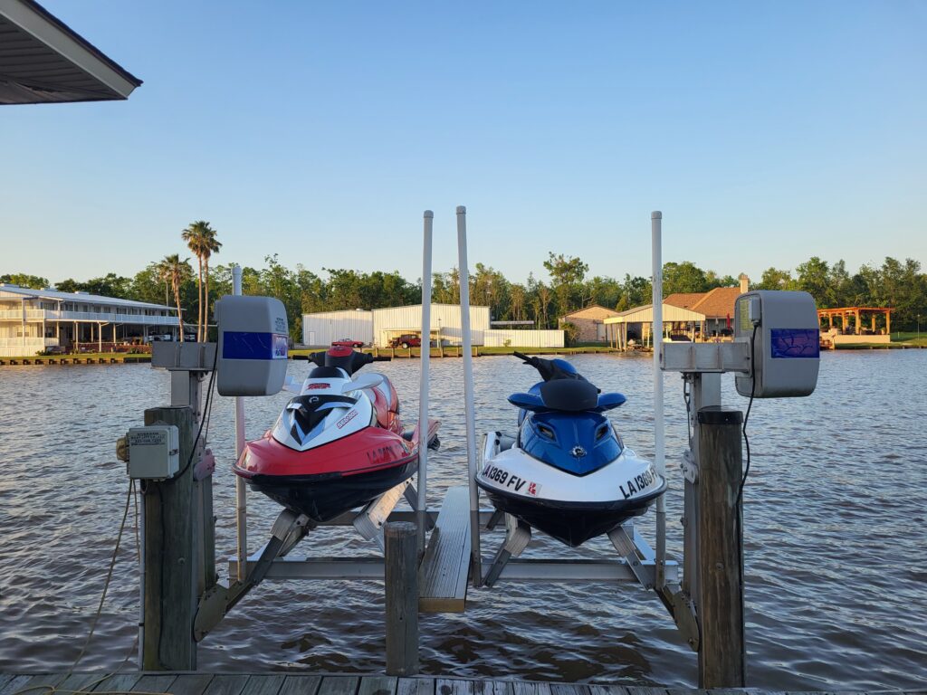 blue and red color jetski